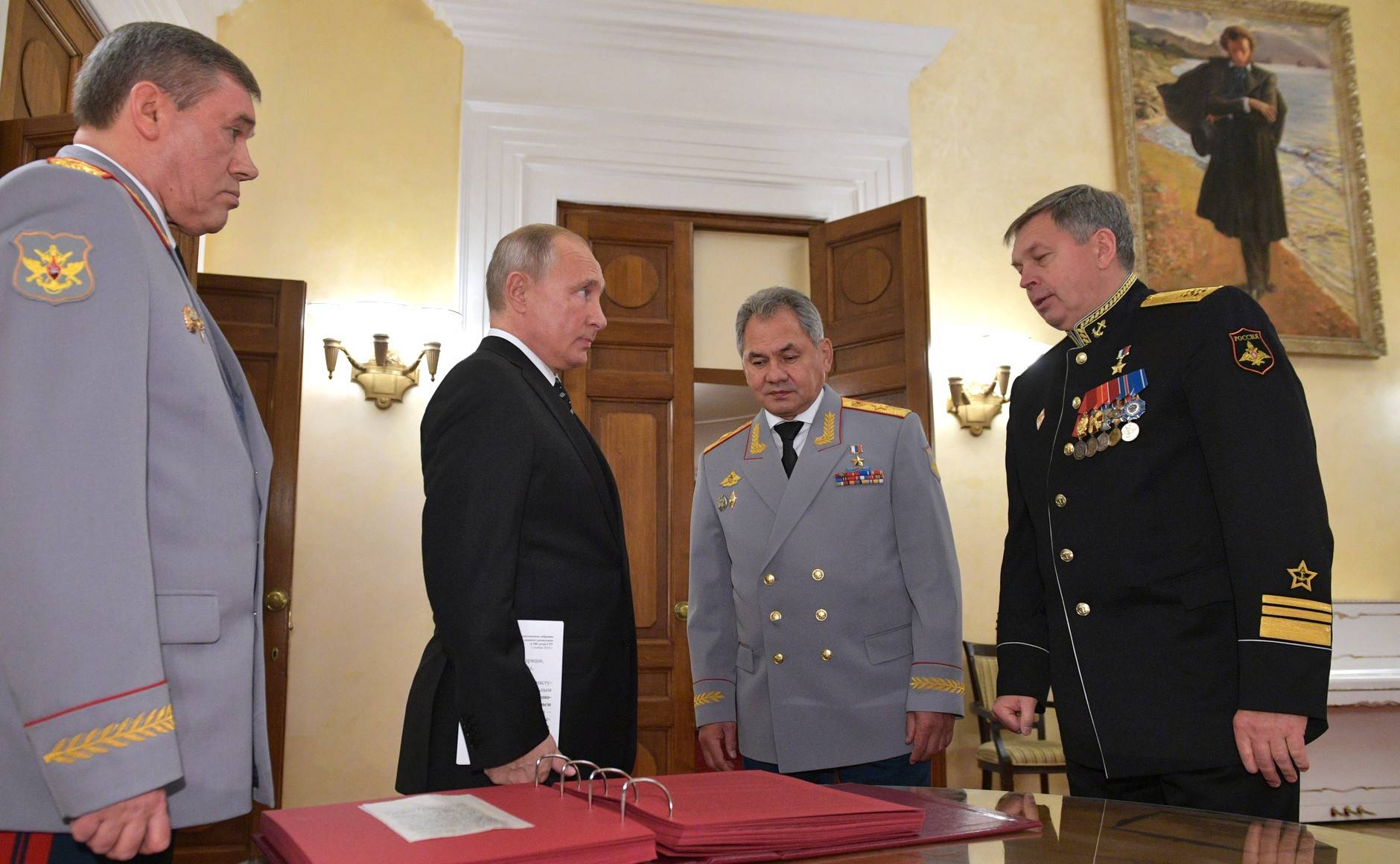 Игор Костюков, директор на ГРУ, с Путин и военния министър Шойгу